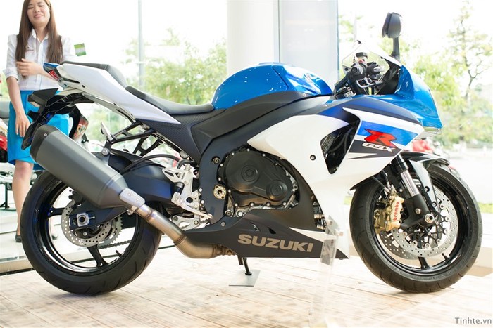 GSX-R1000 sử dụng động cơ 1000cc, gồm 4 xy lanh được xếp thẳng hàng, làm mát bằng chất lỏng, DOHC.